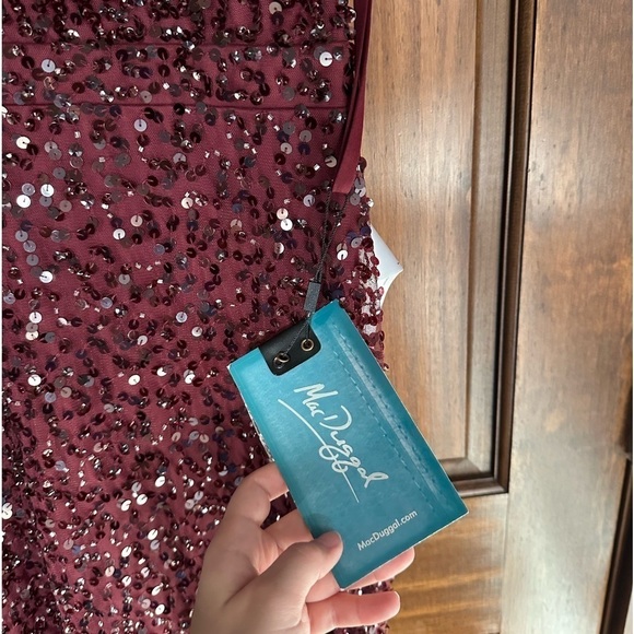 MAC DUGGAL Sequined V Neck Flutter Cap Sleeve Trumpet Gown - Picture 6 of 7